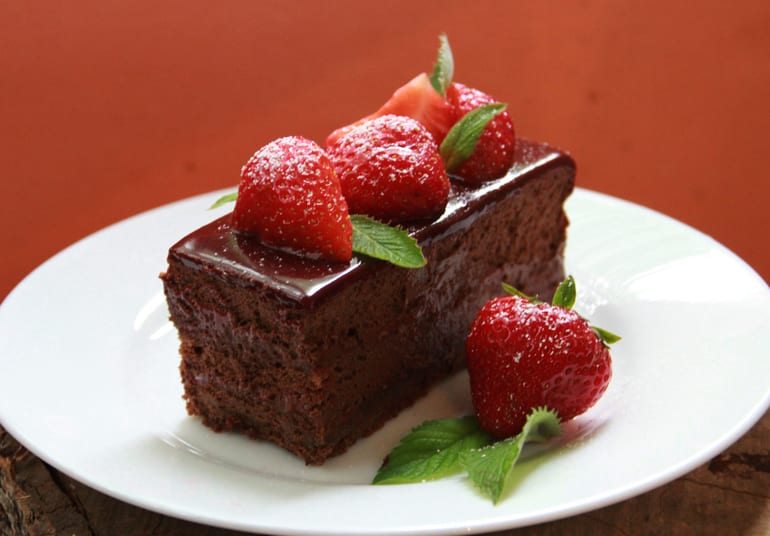 Chocolate-strawberry diet cake