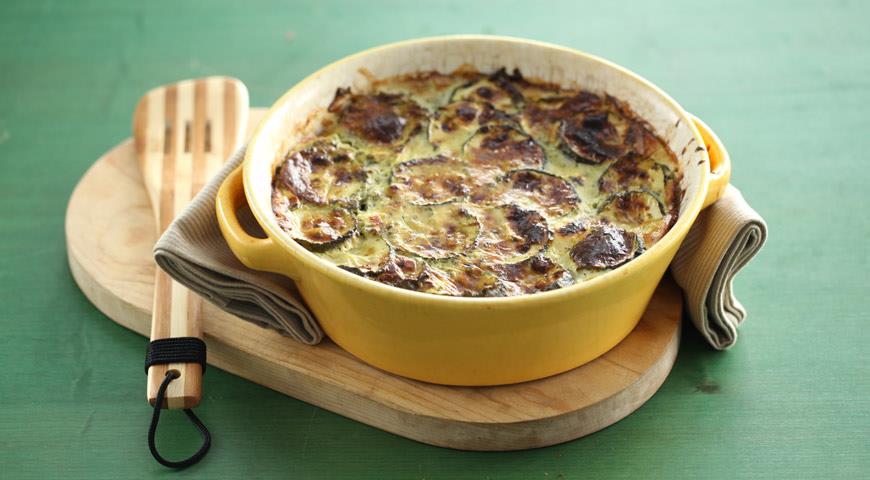 Casserole from courgettes, potatoes and feta