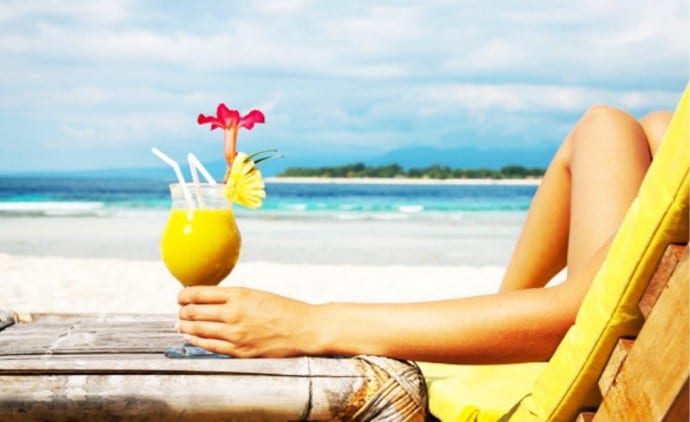 Drinking alcohol on the beach: 4 reasons not to do it